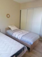 - une chambre avec 2 lits jumeaux et une fenêtre dans l&#39;établissement Le clos du rhododendron proximité Dieppe, 