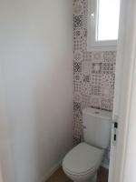 La salle de bains est pourvue de toilettes blanches et d&#39;une fenêtre. dans l&#39;établissement Le clos du rhododendron proximité Dieppe, 