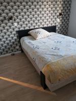 - une chambre avec un lit avec un mur rembourré dans l&#39;établissement Le clos du rhododendron proximité Dieppe, 