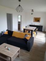 - un salon avec un canapé et une table dans l&#39;établissement Le clos du rhododendron proximité Dieppe, 