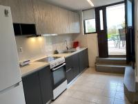 Kuchyň nebo kuchyňský kout v ubytování Spacius Garden flat ,1km from the beach , Sleeps 5 ,by likeyourhome