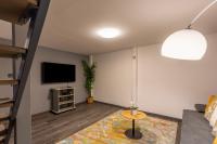 Televízia a/alebo spoločenská miestnosť v ubytovaní Deluxe Residence By Bella