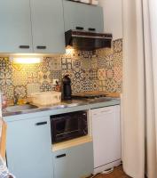 Kuchnia lub aneks kuchenny w obiekcie T2 cabine avec terrasse plein sud 30m2 aux angles