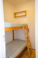 Łóżko lub łóżka w pokoju w obiekcie T2 cabine avec terrasse plein sud 30m2 aux angles