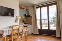 Kuchnia lub aneks kuchenny w obiekcie T2 cabine avec terrasse plein sud 30m2 aux angles