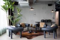 una sala de estar con sillas y una mesa en Basecamp Hotel Dortmund, en Dortmund