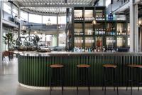 Una barra verde en un restaurante con taburetes. en Basecamp Hotel Dortmund, en Dortmund