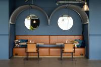 Un restaurante con dos sillas y dos espejos. en Basecamp Hotel Dortmund, en Dortmund
