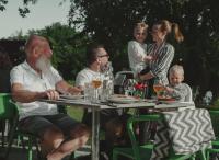 un grupo de personas sentadas en una mesa en Grå Gåsen, en Burgsvik