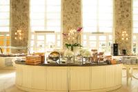 una gran cocina con una gran isla en una habitación en IL Campanario Villaggio Resort - OFICIAL, en Florianópolis