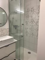 a bathroom with a shower with a glass door at Champagne! Appartement spacieux Reims centre in Reims