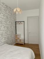 a bedroom with a bed and a mirror on the wall at Champagne! Appartement spacieux Reims centre in Reims