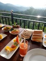 エッラにあるEagle View villaのテーブル(食べ物、ドリンクの盛り合わせ付)