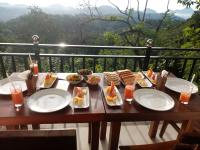 エッラにあるEagle View villaの木製テーブル(バルコニーにて食器付)