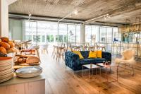 un soggiorno con un divano blu e un tavolo di Fettehenne Gästehaus a Erkrath