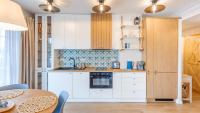 Kuchyňa alebo kuchynka v ubytovaní Apartamenty Sun & Snow Port Krynica przy porcie i promenadzie