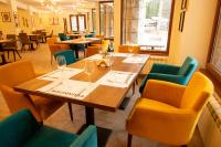 ein Esszimmer mit Tisch und Stühlen in der Unterkunft Hotel Alpinist, Malyovitsa in Govedartsi