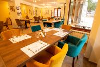 ein Esszimmer mit einem langen Tisch und Stühlen in der Unterkunft Hotel Alpinist, Malyovitsa in Govedartsi