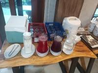 Una mesa de madera con tazas y recipientes sobre ella. en Anantaya Home, en Phrae