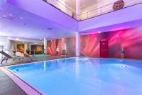 Der Swimmingpool an oder in der Nähe von Fletcher Wellness-Hotel Helmond