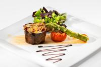 un piatto di cibo con verdure su un piatto bianco di HCC St. Moritz a Barcellona