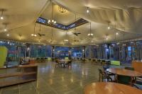 Un restaurante u otro lugar para comer en Bison Retreat - Pench