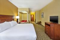 Holiday Inn Express Hotel & Suites - Belleville Area by IHGにあるテレビまたはエンターテインメントセンター