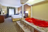 Holiday Inn Express Hotel & Suites - Belleville Area by IHGにあるベッド