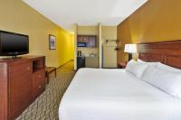 Holiday Inn Express Hotel & Suites - Belleville Area by IHGにあるベッド