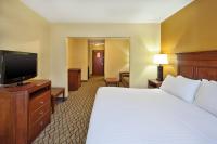 Holiday Inn Express Hotel & Suites - Belleville Area by IHGにあるベッド
