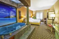 Holiday Inn Express Hotel & Suites - Belleville Area by IHGにあるベッド