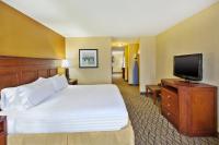 Holiday Inn Express Hotel & Suites - Belleville Area by IHGにあるテレビまたはエンターテインメントセンター