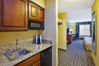 Holiday Inn Express Hotel & Suites - Belleville Area by IHGにあるキッチンまたは簡易キッチン