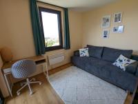Posezení v ubytování Stylish 2BD Apartment with Panoramic Mountain View by Flat Mаnager