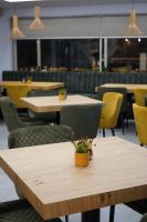 einen Tisch mit einer Topfpflanze darauf in einem Restaurant in der Unterkunft Panorama Hill Hotel in Nea Iraklitsa