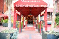 ブロムリーにあるTamasha Hotelの赤い日焼けが施されたレストラン&amp;バーへの入場