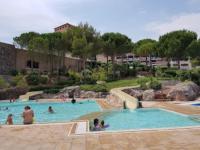 a group of people in a swimming pool at appartement pour 6 personnes cap esterel in Saint-Raphaël