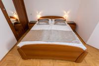 Postel nebo postele na pokoji v ubytování Apartments Crnekovic I Zarok