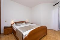Postel nebo postele na pokoji v ubytování Apartments Crnekovic I Zarok