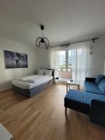 Posteľ alebo postele v izbe v ubytovaní 16 Apartamenty Ptak Szpital Matki Polki Szpital Kopernika Mandoria Orientarium Atlas Arena Plac Zabaw - Zamojska 20a m16 Parking