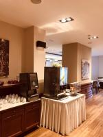 a room with a table with a tv on top w obiekcie Hotel Bristol w mieście Mostar