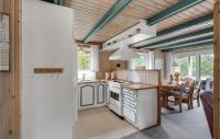 Kuchyň nebo kuchyňský kout v ubytování Holiday Home Klyden Rømø Iv