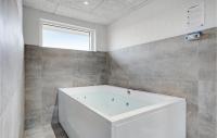 Koupelna v ubytování 4 Bedroom Awesome Home In Ringkøbing