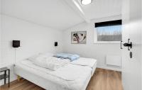 Postel nebo postele na pokoji v ubytování 4 Bedroom Awesome Home In Ringkøbing