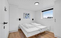 Postel nebo postele na pokoji v ubytování 4 Bedroom Awesome Home In Ringkøbing