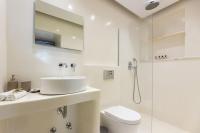Kúpeľňa v ubytovaní Venghera Naousa Apartment in the heart of Naousa