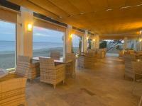 モハカルにあるHospedium Hotel Continentalの海の見えるレストラン