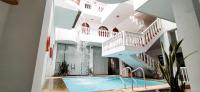 una casa con piscina y escaleras en Hotel Zaraya, en Cúcuta