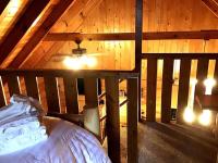 Ein Bett oder Betten in einem Zimmer der Unterkunft Dollywood! Brand new Dancing Bear 3-Bear Tracks