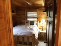 Ein Bett oder Betten in einem Zimmer der Unterkunft Dollywood! Brand new Dancing Bear 3-Bear Tracks